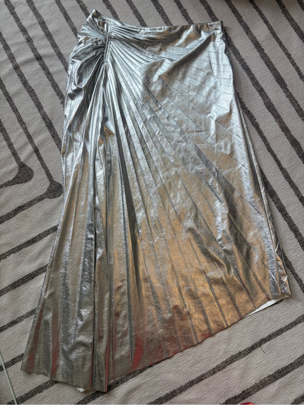 NWT A.L.C. Tori Silver Metallic Pleated Vegan Leather Midi Skirt Size 4 - Picture 4 of 6